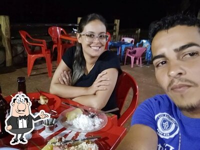 Sente em uma das mesas no Requinte Café