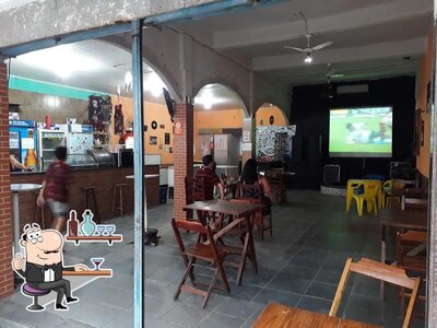 Sente em uma das mesas no Bar do Ticotico