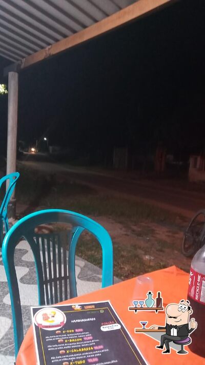 Sente em uma das mesas no Cineburguer