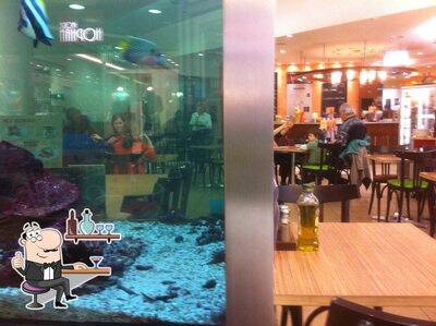 Siediti a un tavolo di Cafe Autogrill