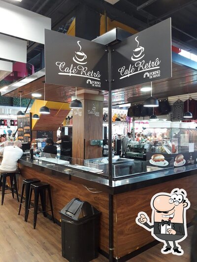 Sente em uma das mesas no Café Retrô