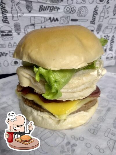 Peça um dos hambúrgueres disponíveis no Cafofo lanches