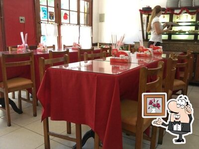 Sente em uma das mesas no Restaurante Província