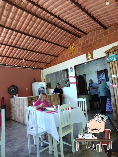 Sente em uma das mesas no Restaurante & Lia