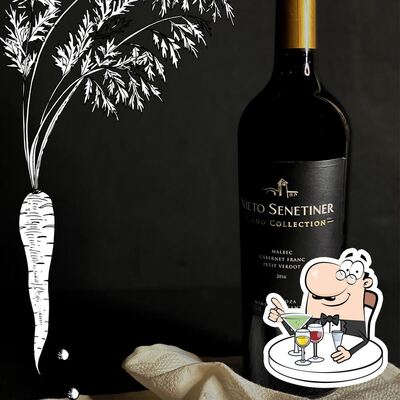 Experimente uma drinque alcoólico do menu