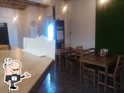 Installez-vous à l'une des tables de Kebab Point