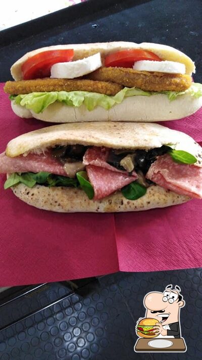Concediti un bell'hamburger al ristorante Evoè Cafè