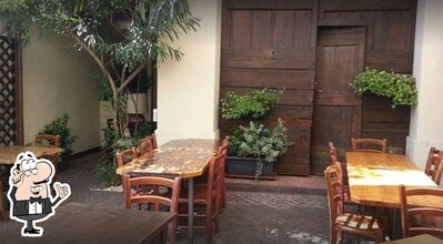 Dai un'occhiata agli interni di Osteria