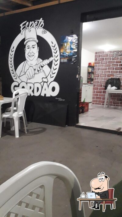 Sente em uma das mesas no Espeto do Gordão