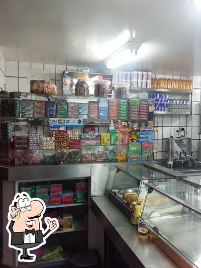 Sente em uma das mesas no Bar e Lanchonete Plaza