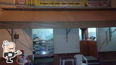 Sente em uma das mesas no CASA DE ASSADOS IBITIUVA