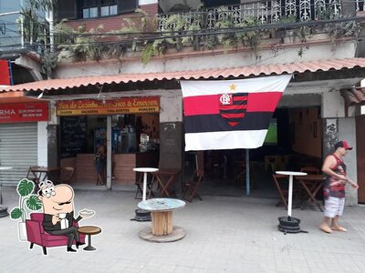 Sente em uma das mesas no Bar do Ticotico