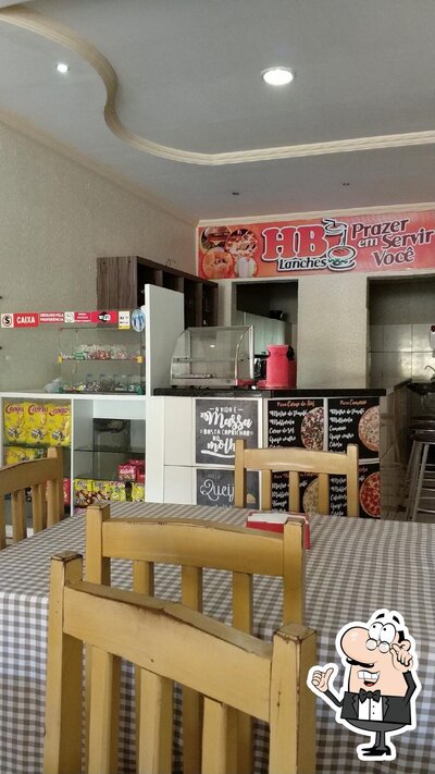 O interior do HB Lanches
