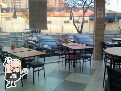 Sente em uma das mesas no Subway