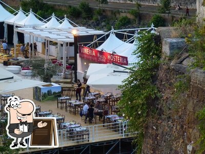 Goditi la vista dall'area esterna di Bacco in Tevere