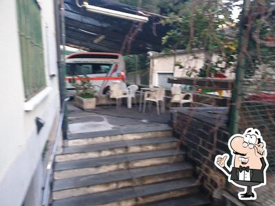Siediti a un tavolo di Bar a cröxe