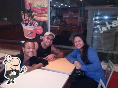 Sente em uma das mesas no Bob's Shakes - Rio Bonito