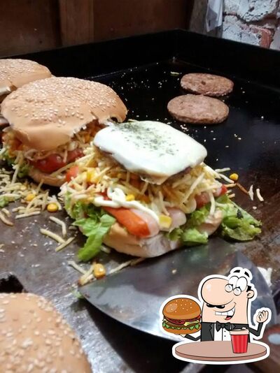 Peça um dos hambúrgueres disponíveis no Indio Lanches