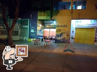 Sente em uma das mesas no SP Pizza