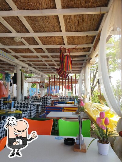 Dai un'occhiata agli interni di Beach Bar & Grill Max