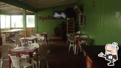 Sente em uma das mesas no Mini Mercado Spelier
