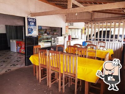 Sente em uma das mesas no Restaurante Trindade