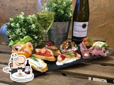 È gradevole godersi un bicchiere di vino al pub & bar King's