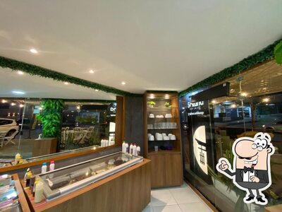 Sente em uma das mesas no TopWay Açai