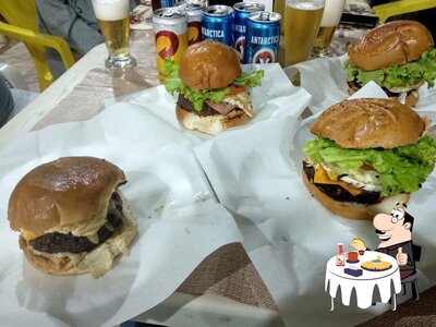 Delicie-se com um hambúrguer no LM Garagem Gourmet