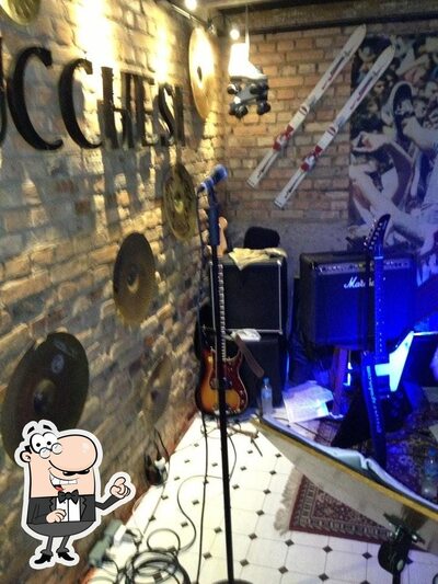 Sente em uma das mesas no Don Pub