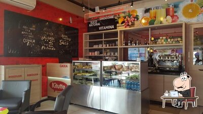 Veja imagens do interior do Kitutte Sucos e Salgados