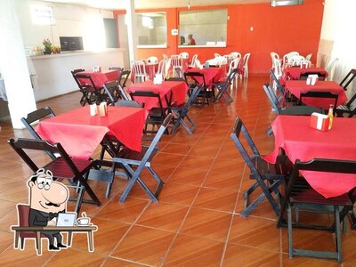 Sente em uma das mesas no CHURRASCARIA CENTRAL