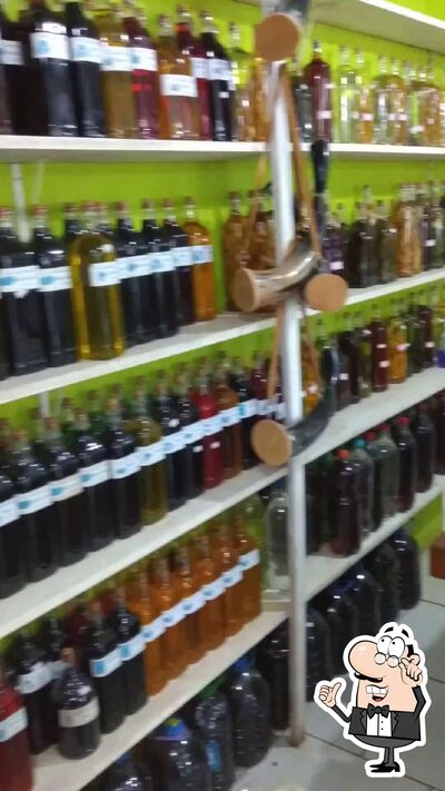 Sente em uma das mesas no Tenda do Biti