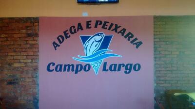 A representação gráfica da marca do Adega e Peixaria Campo Largo Salto de Pirapora SP