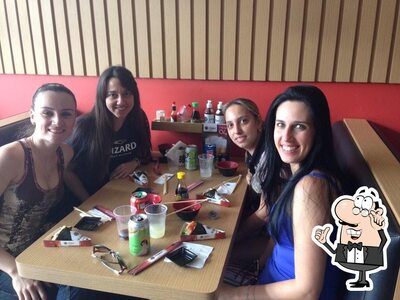 Veja imagens do interior do Makis Place Rolls&Rock
