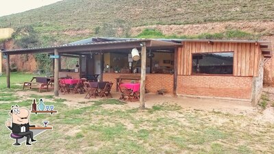 Sente em uma das mesas no Alambique da roça uai