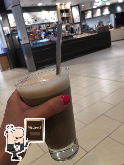 Goditi un drink al caffè bar La Bottega Del Caffè