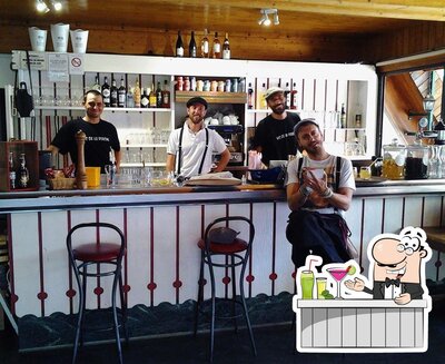 Le barman de Restaurant Parc de la Piscine Barcelonnette Sangri"llades fera un coktail pour vous