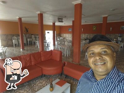 Sente em uma das mesas no Restaurante e Pousada Horizonte