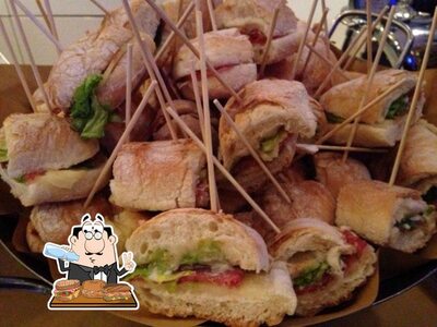 Reef Cafè serve panini e pasti|altro cibo) a pranzo