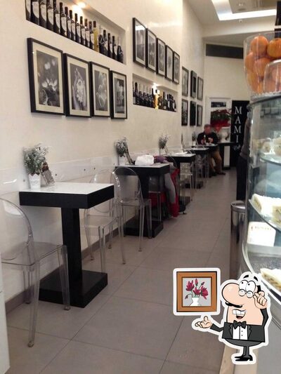 Siediti a un tavolo di Mami Cafe