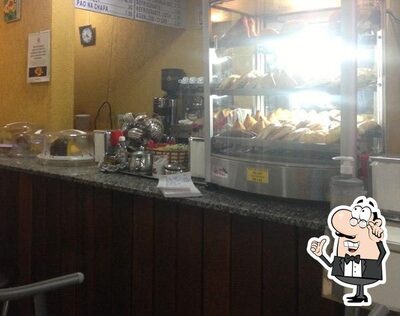 Sente em uma das mesas no Barão Café
