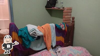 Sente em uma das mesas no Bar e Petiscaria da Jura