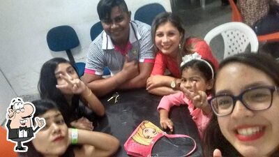 Sente em uma das mesas no Tele pizza