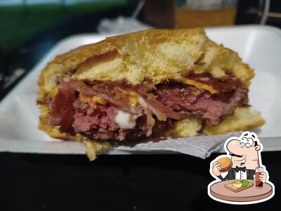 Deguste um dos hambúrgueres disponíveis no Braseiro Food House