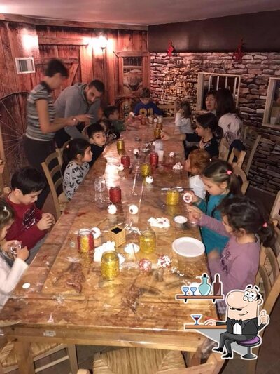 Siediti a un tavolo di Buffalo Kids