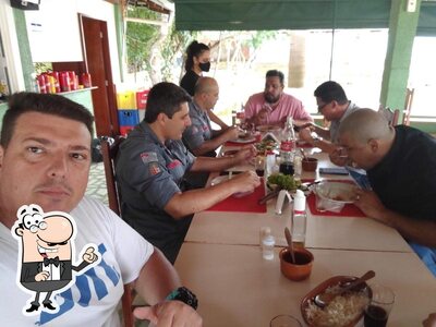 Sente em uma das mesas no Pesqueiro do Dé