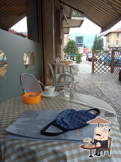Puoi goderti l'aria fresca da seduto all'esterno di Happy Bar