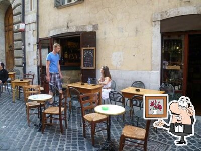 Dai un'occhiata agli interni di Enoteca Il Piccolo