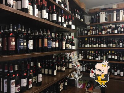 Ordina un bicchiere di vino al pub & bar Il Vinaietto